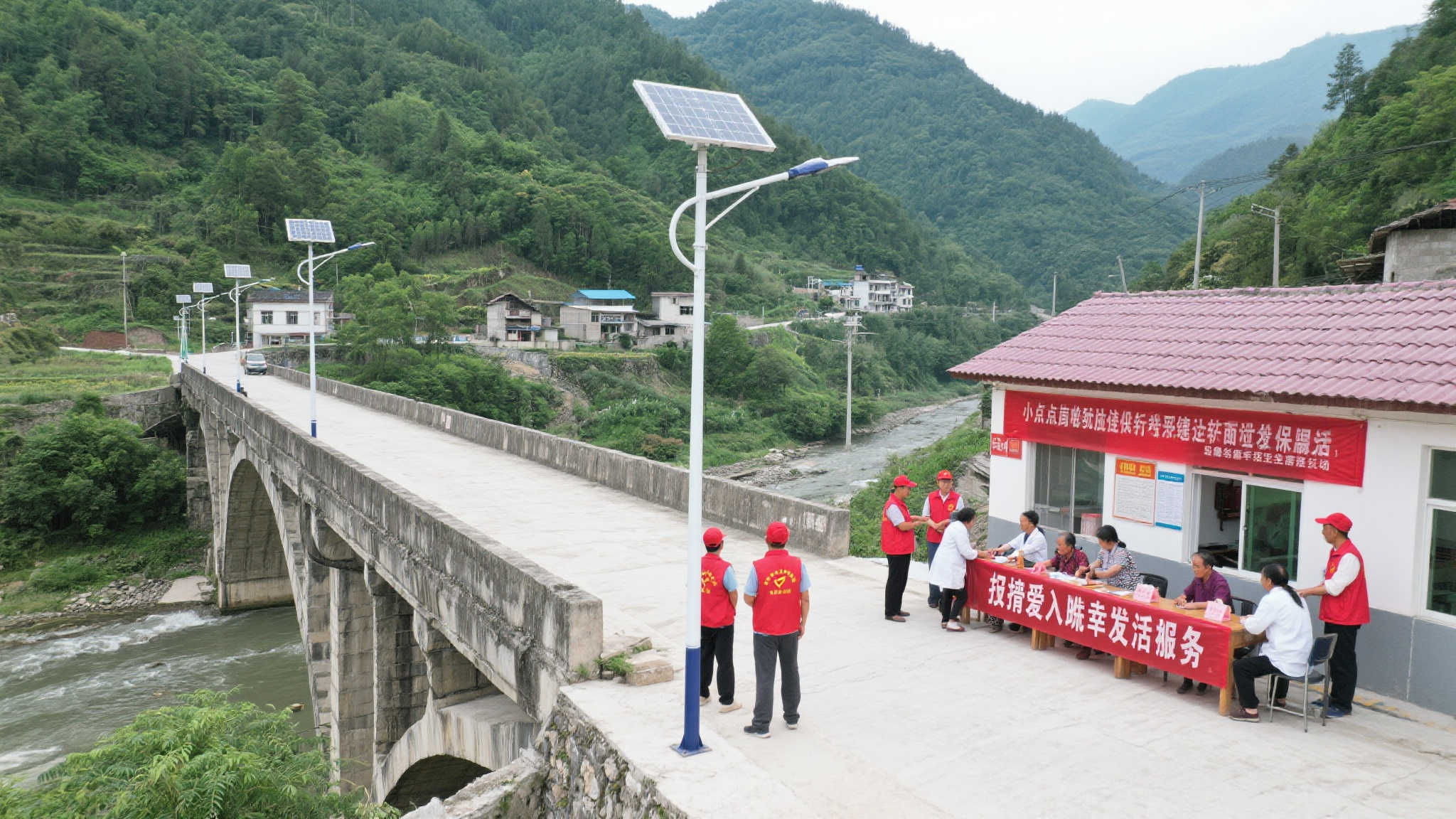 例如，在某山区推广安装免费的太阳能路灯，