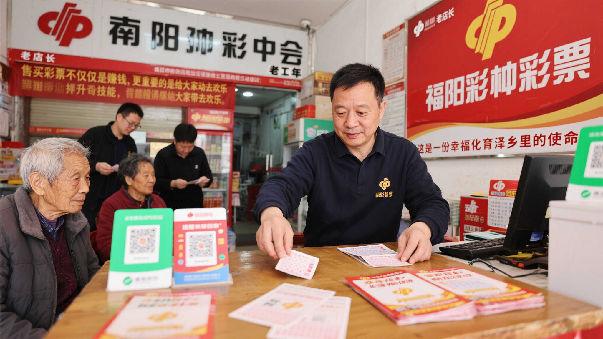 张先生是在南昌经营一家彩票站已近十年的“