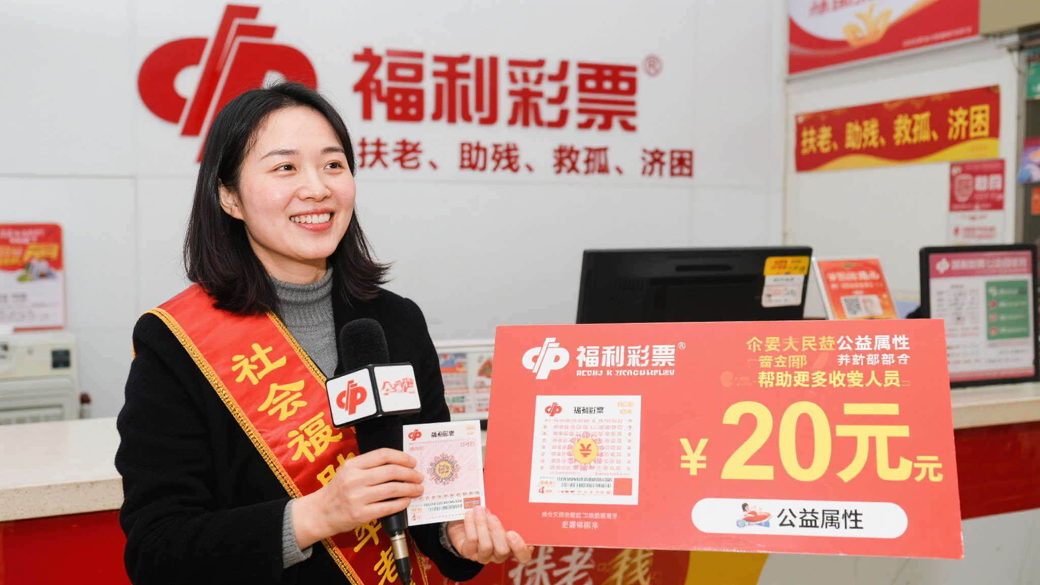 女彩民街头偶遇幸运，刮中福彩“喜相逢”20万，激动不已手心颤抖