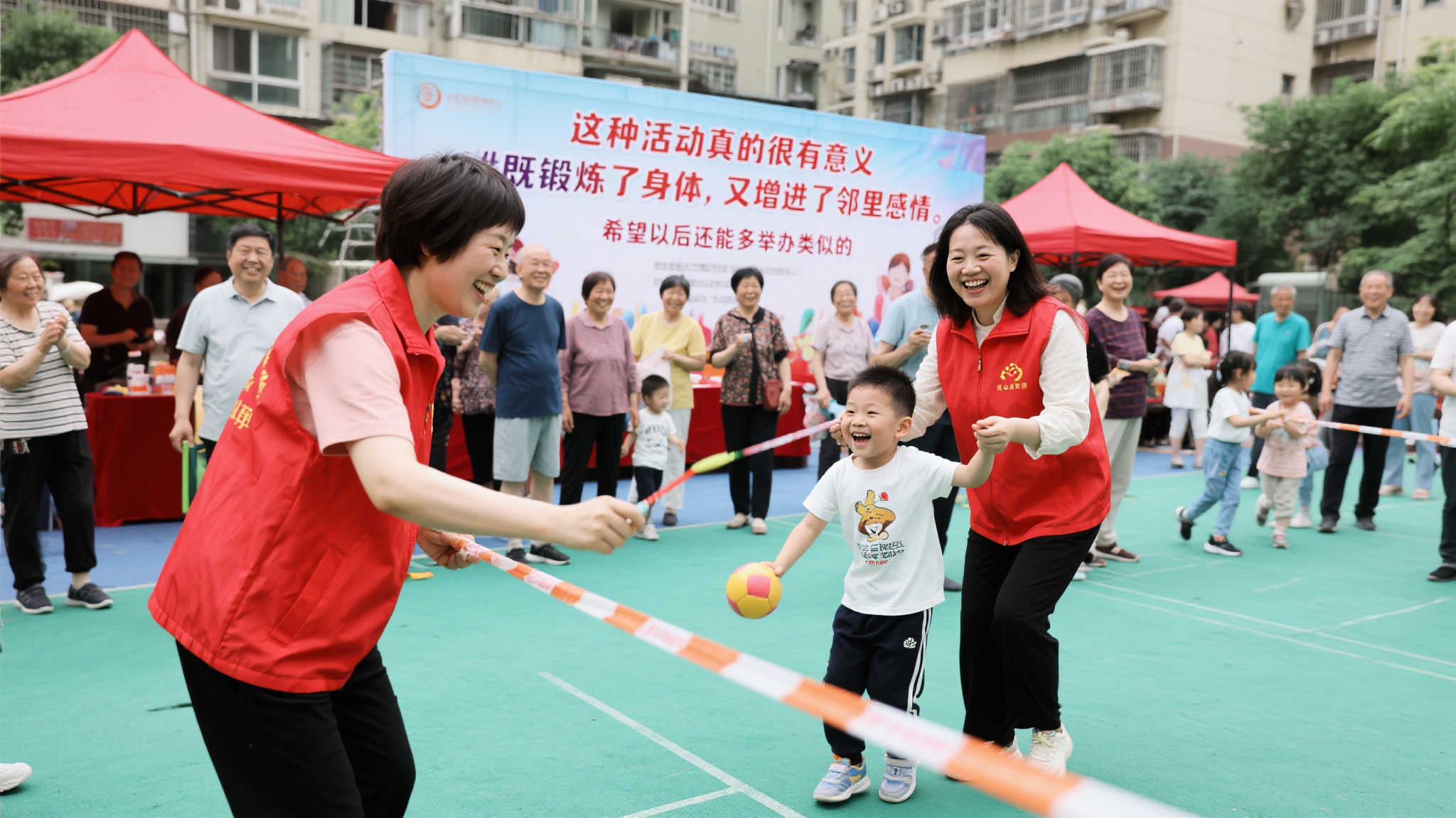 “足球棋艺体能三结合,深圳开启2022广东公益体彩社区欢乐行” 一位带孩子参加活动的家长王女士感慨道:“